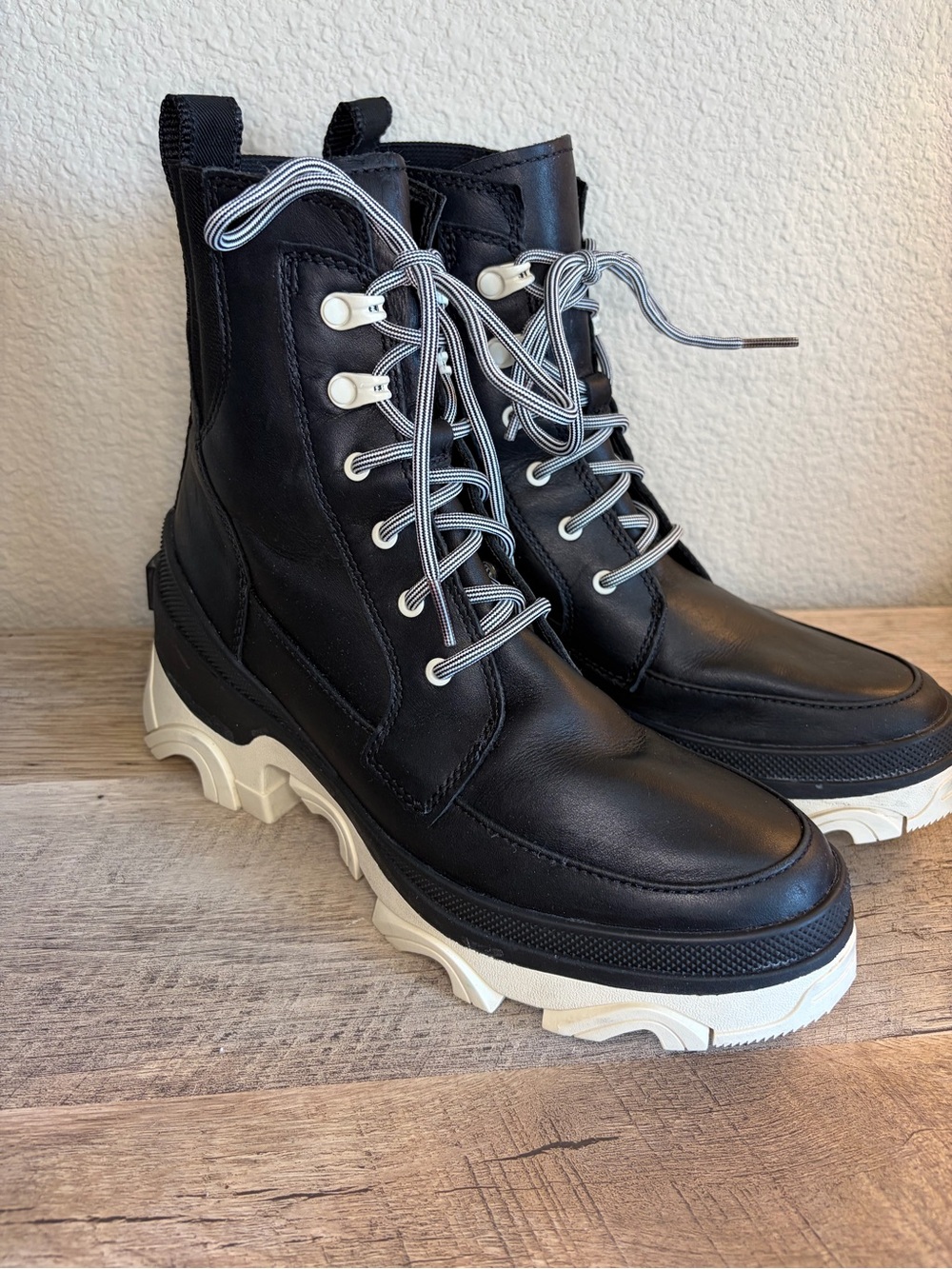 Sorel Women’s Black Leather Lace-Up Boots with White Sole - Picture 3 of 6